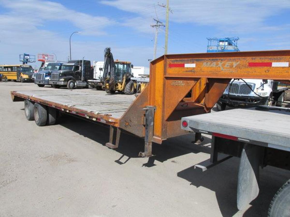 Used 2010 Maxey 30,000 lb GVW goose neck trailer