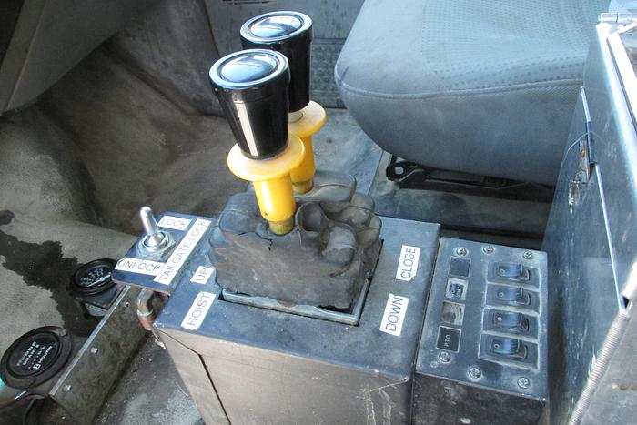 Used 2008 Ford F 750 dump with hydraulic brakes  only 102,000 km