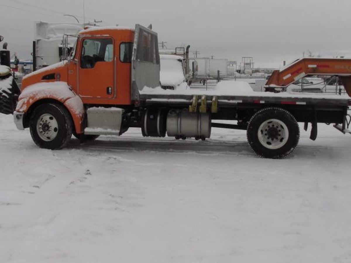 Used 2014 Kenworth T 370 with flat deck 