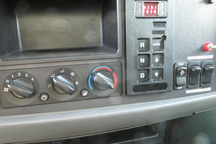 Used 2018 Peterbilt 337 26 ft Van with power tailgate low km