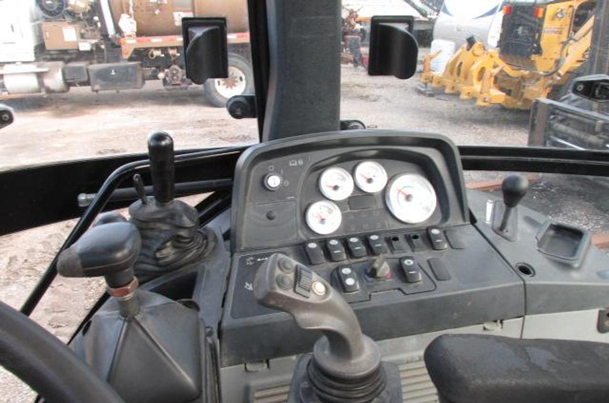 Used 2009 Caterpillar 414E IL landscape / skip loader