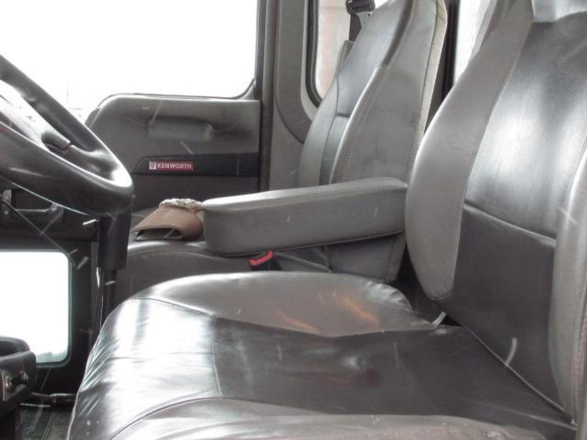 Used 2014 Kenworth T 370 with flat deck 