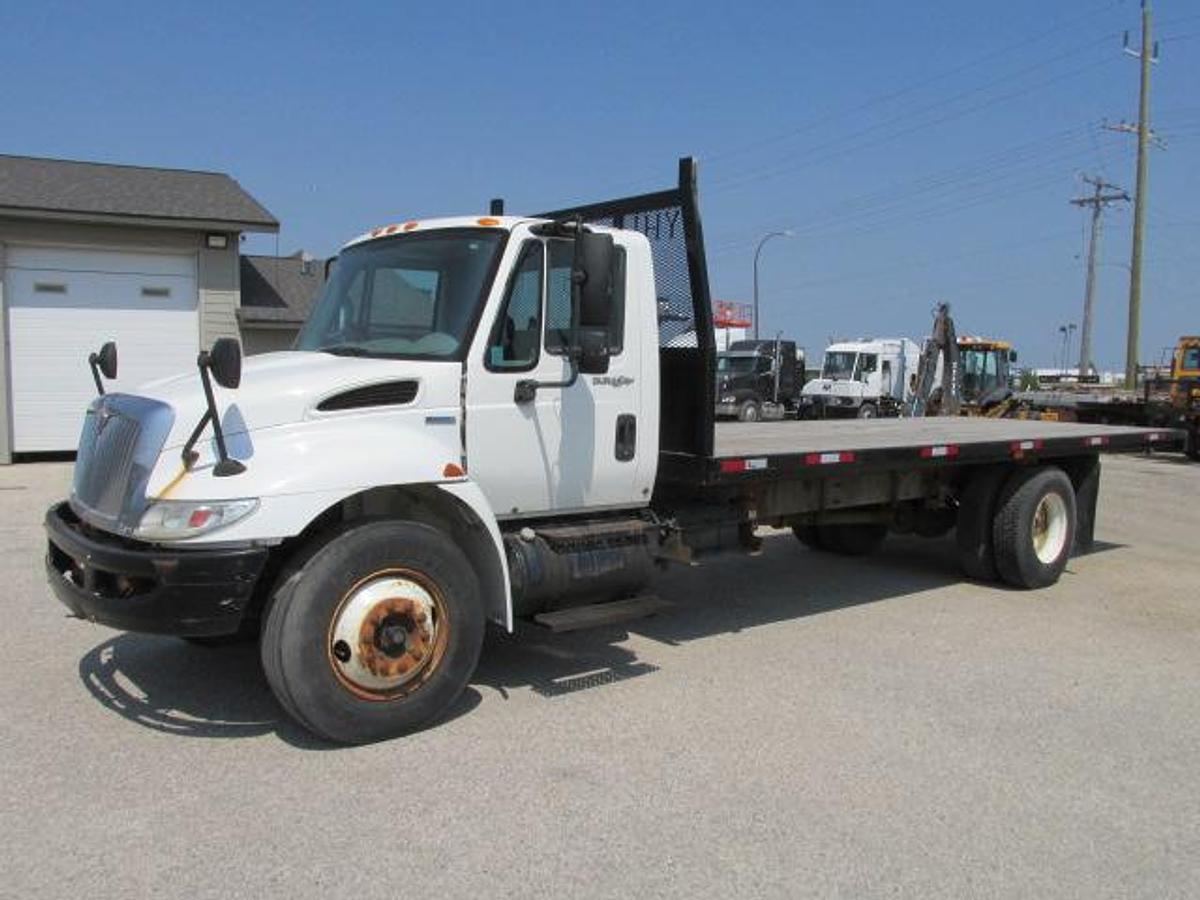 Used 2009 International 4300 with hydraulic brakes new 22 ft flat deck