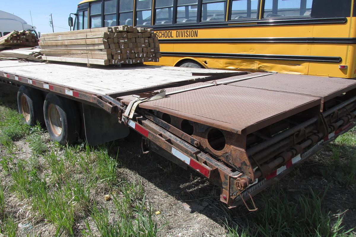 Used 2014 H & H 40 ft tandem double equipment trailer