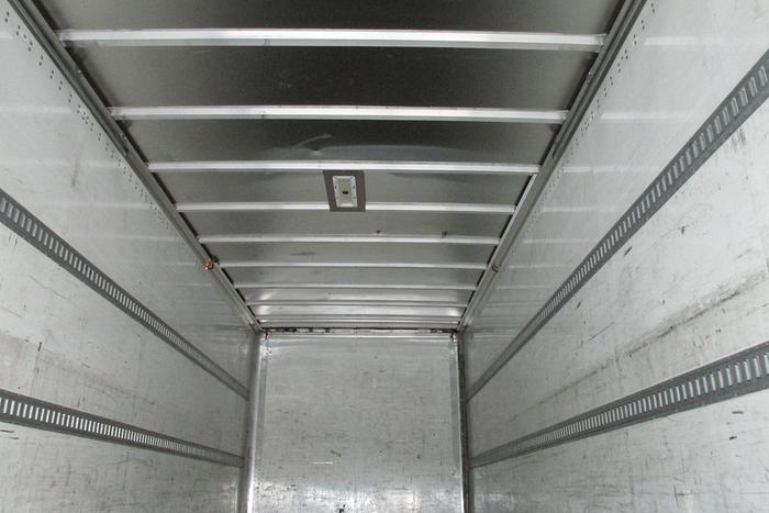 Used 2018 Peterbilt 337 26 ft Van with power tailgate low km