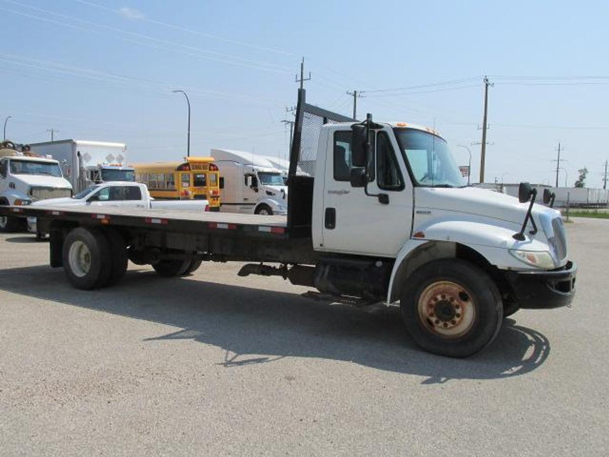 Used 2009 International 4300 with hydraulic brakes new 22 ft flat deck