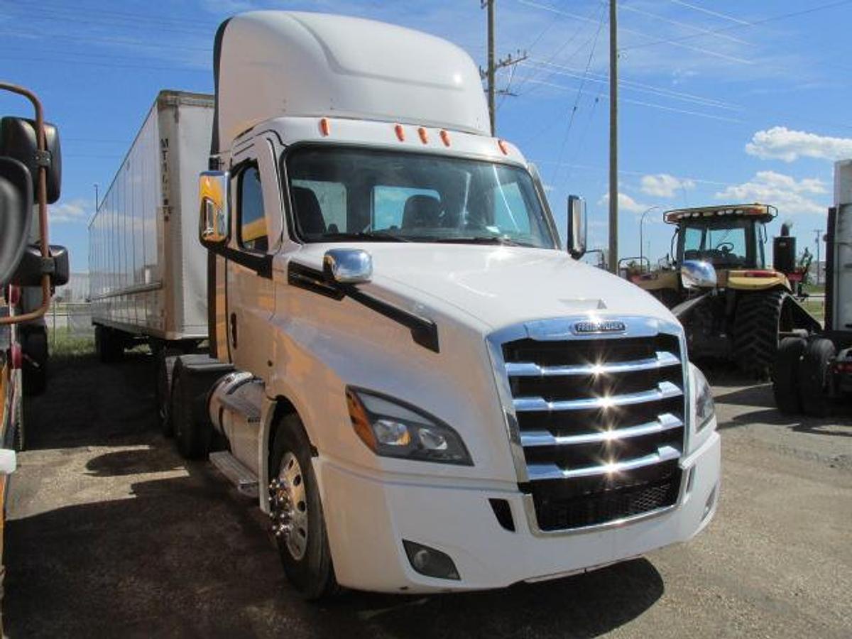 Used 2021 Freightliner Cascadia Day cab 