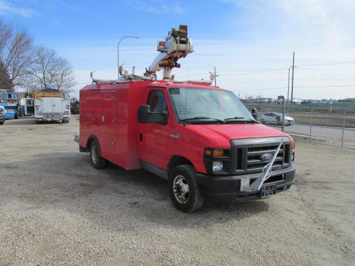 Used 2016 Ford E350 bucket van with Dur A Lift 34 ' working height lift