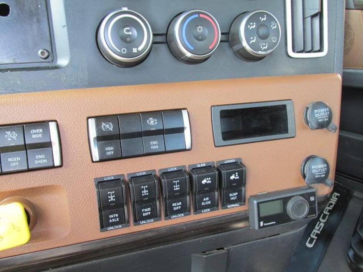 Used 2021 Freightliner Cascadia Day cab