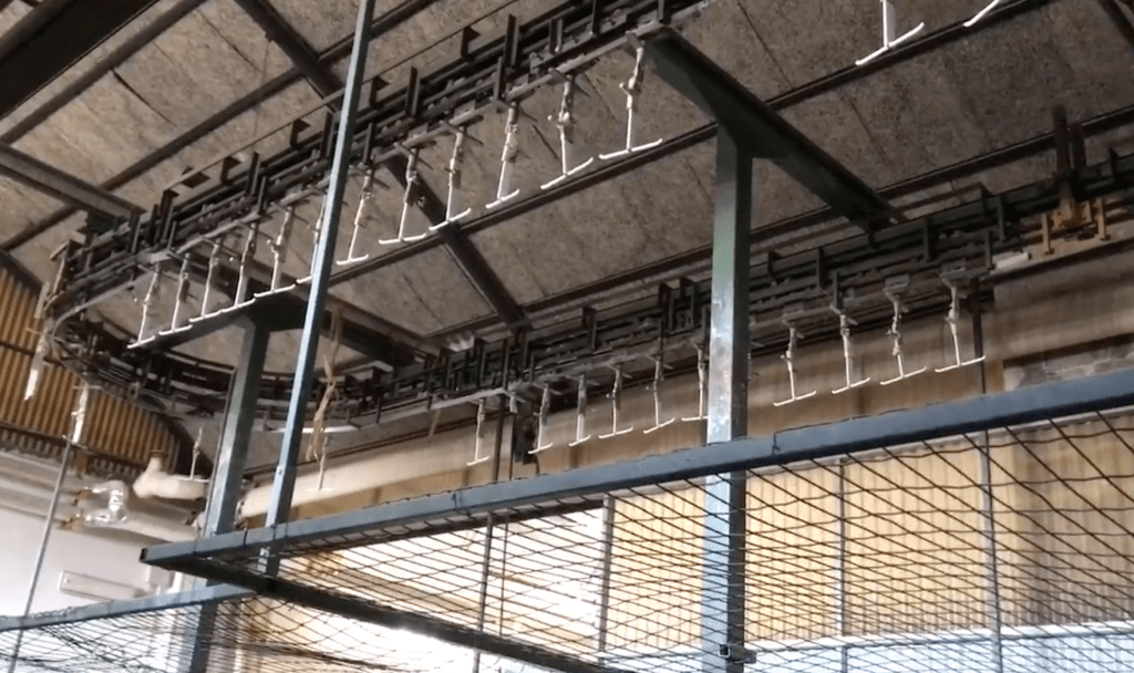 Usato Catena di verniciatura da 70 metri lineari, con sistema di frizione per un carico di molti prodotti in spazio ristretto (vedi video)