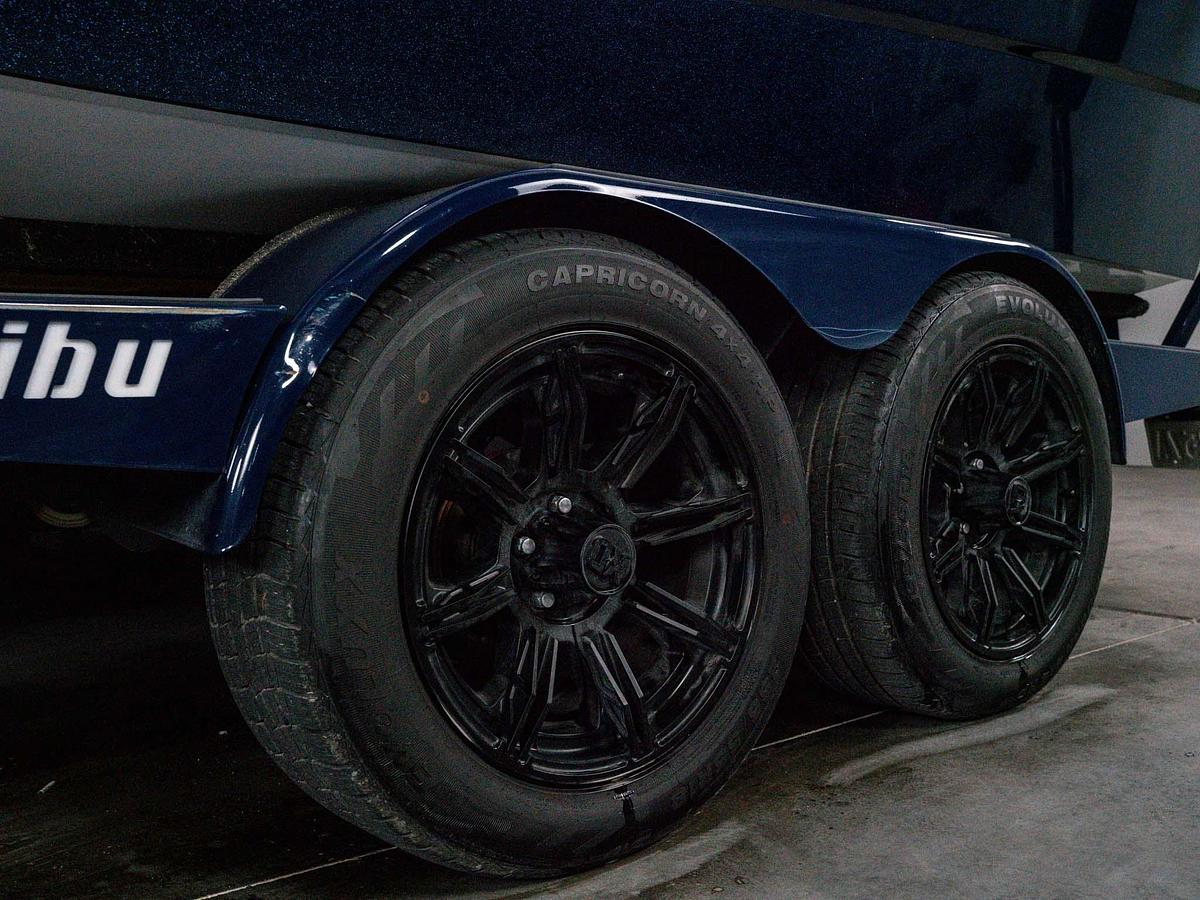 Used 2024 Malibu 23LSV - Silver Flake / Blue