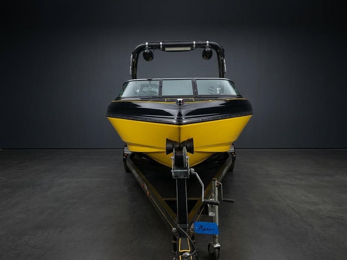 Used 2018 Sanger SV237 in Yellow w/ White interior