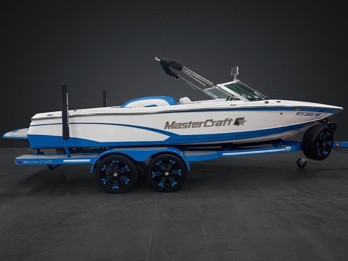 Used 2019 Mastercraft Prostar - White / Blue