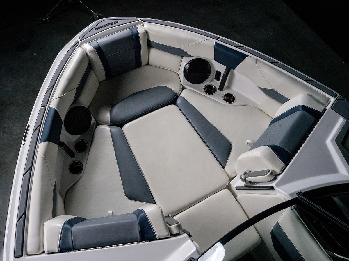 Used 2024 Malibu 23LSV - Silver Flake / Blue