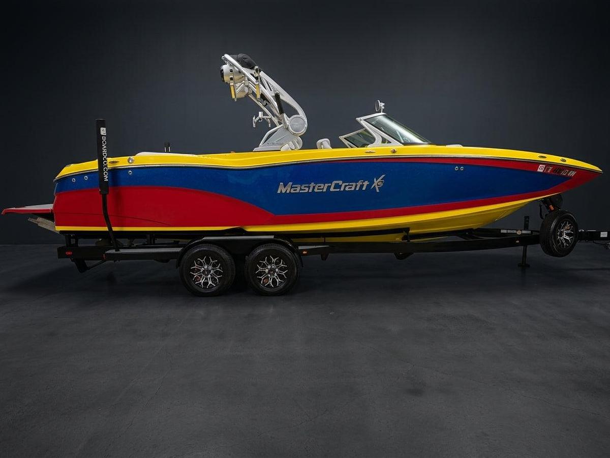 Used 2016 MasterCraft X26 - Blue / Red