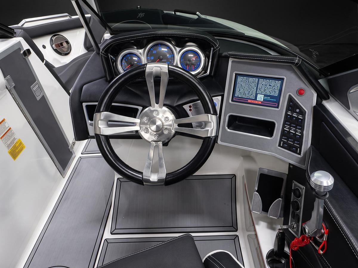Used 2019 Mastercraft XT25 - White / Black