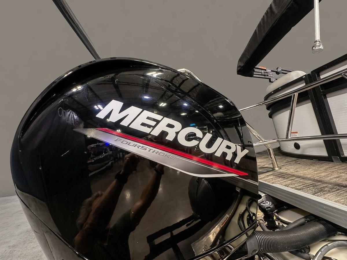 Used 2023 Crest Classic LX 220 SLC - White / Black