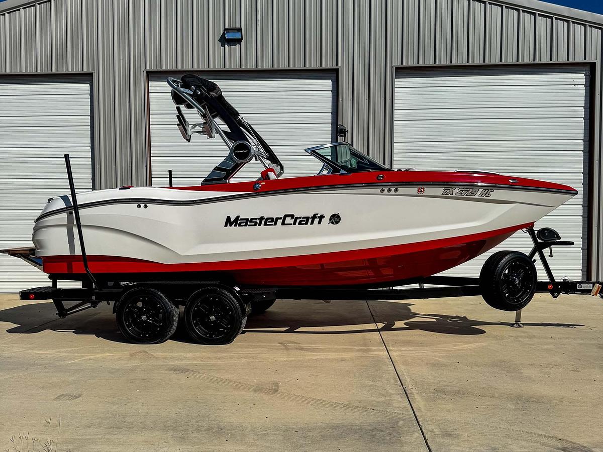 Used 2020 Mastercraft X22 - Red / White
