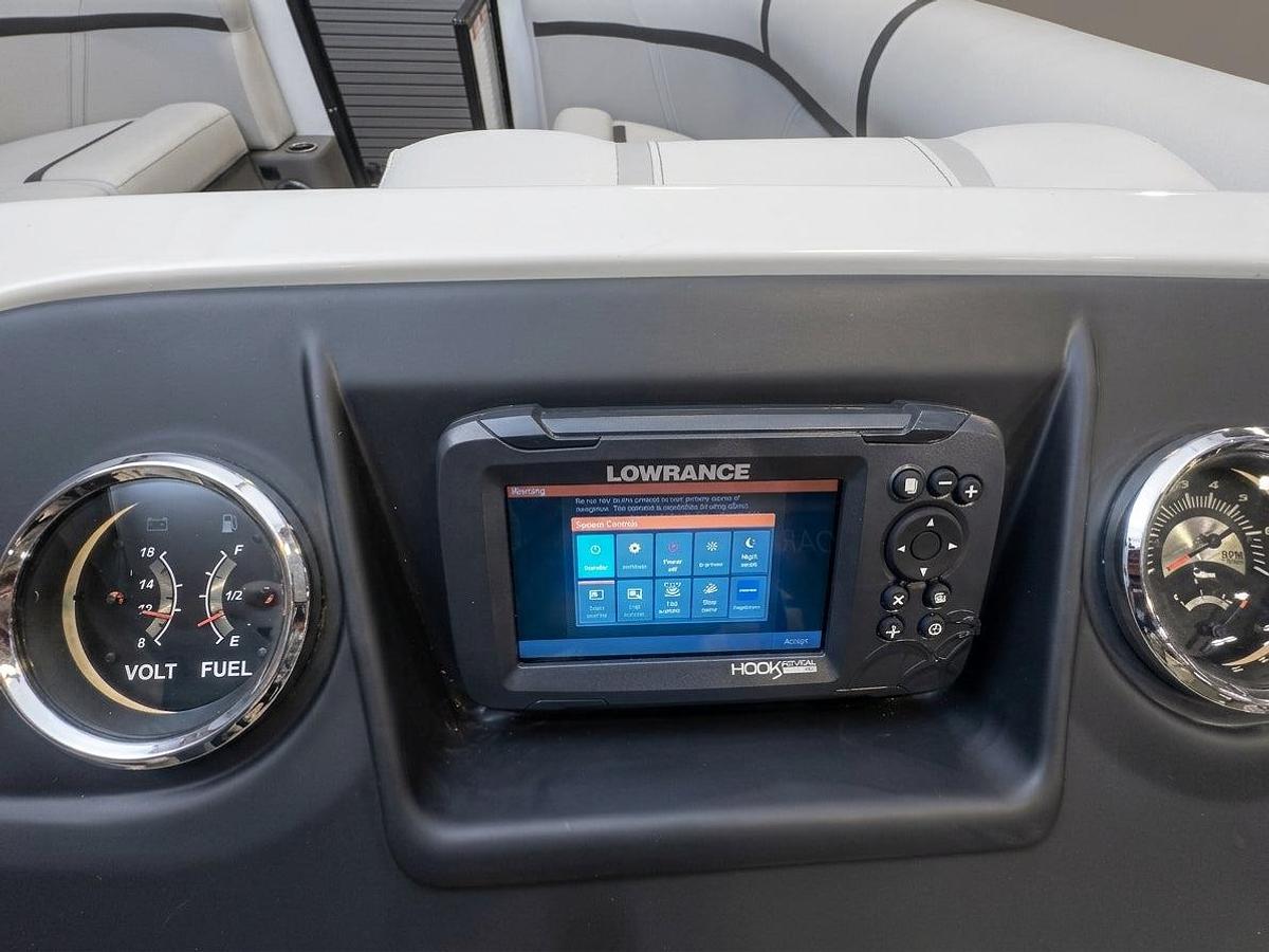 Used 2023 Crest Classic LX 220 SLC - White / Black