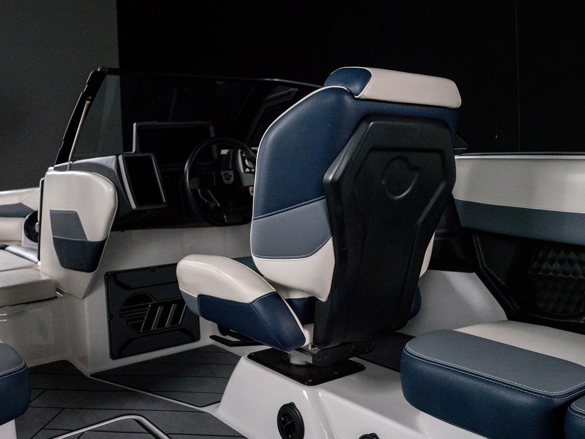 Used 2024 Malibu 23LSV - Silver Flake / Blue