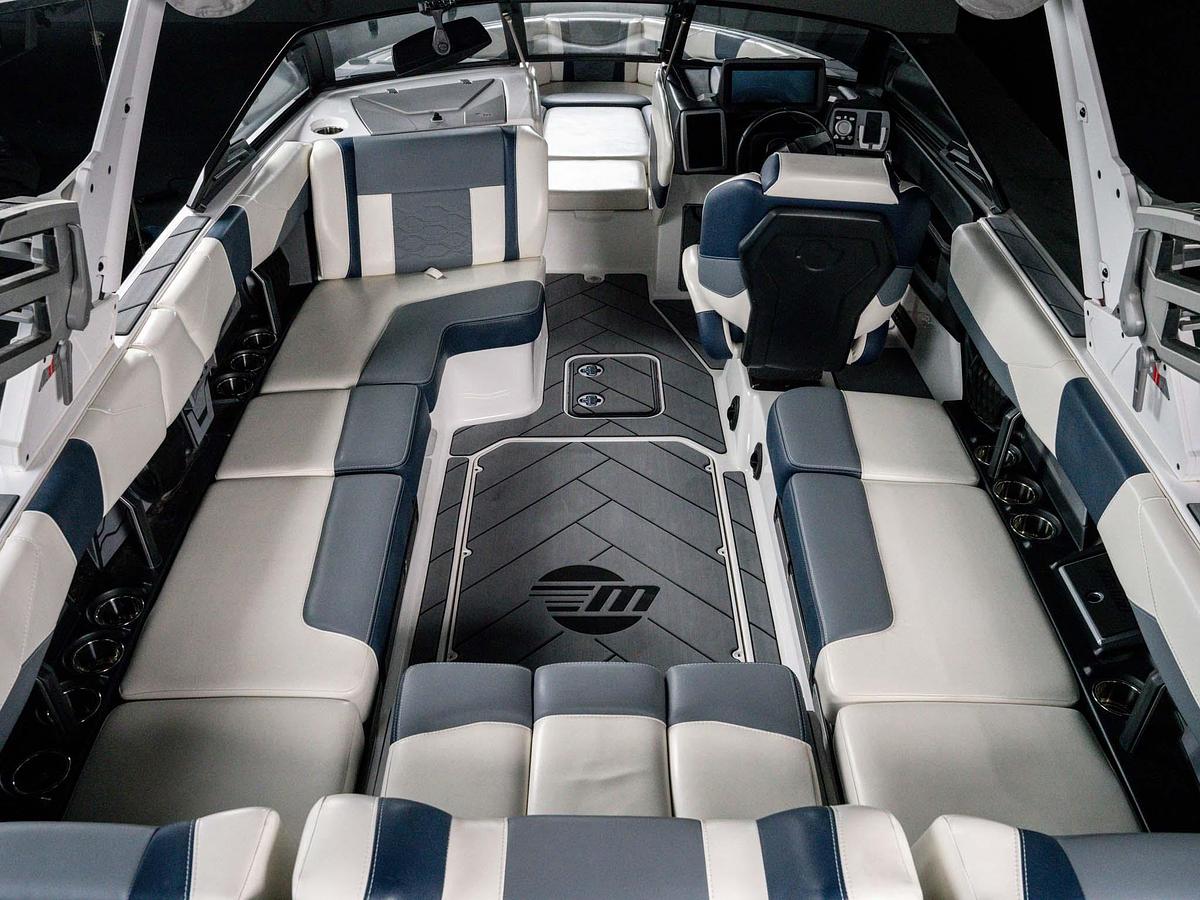 Used 2024 Malibu 23LSV - Silver Flake / Blue