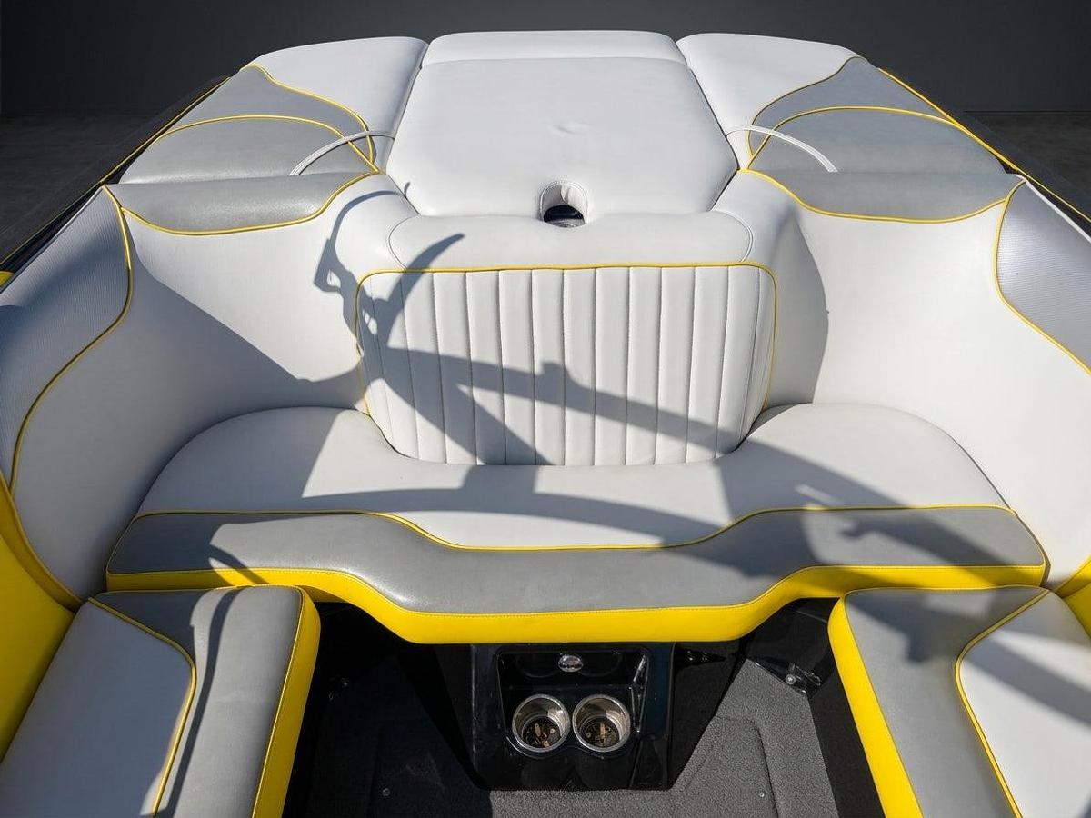 Used 2018 Sanger SV237 in Yellow w/ White interior