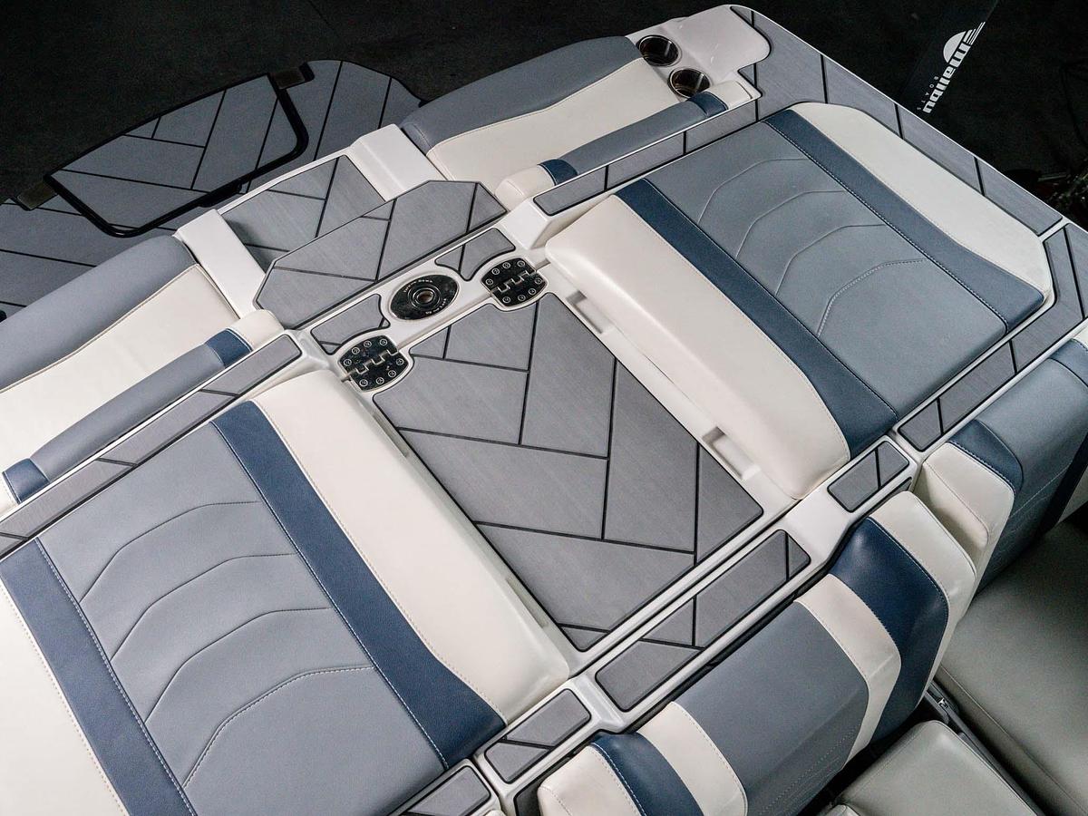 Used 2024 Malibu 23LSV - Silver Flake / Blue