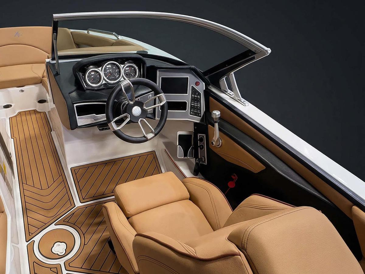 Used 2019 MasterCraft XT22 - White / Blue / Tan Interior