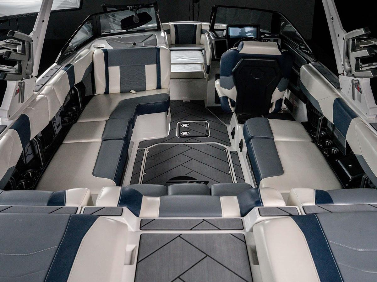 Used 2024 Malibu 23LSV - Silver Flake / Blue