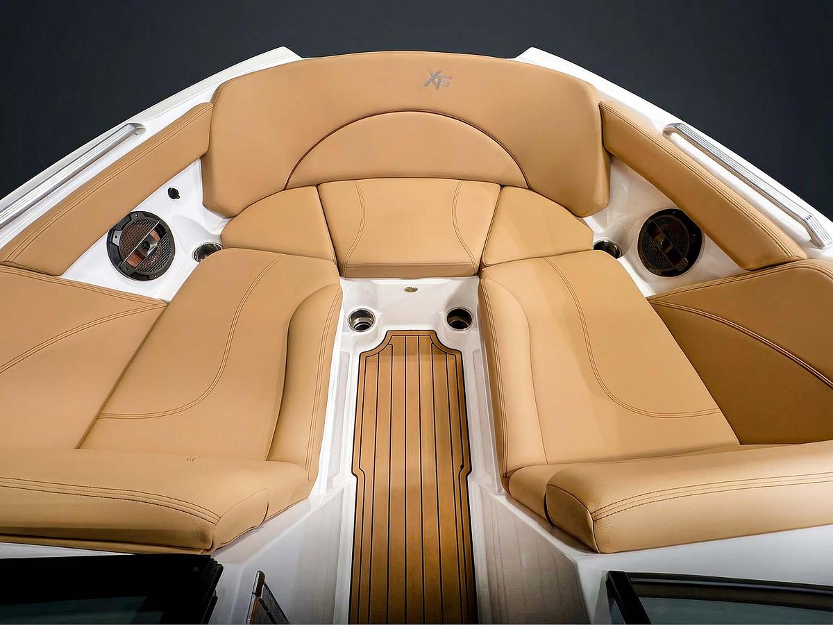 Used 2019 MasterCraft XT22 - White / Blue / Tan Interior