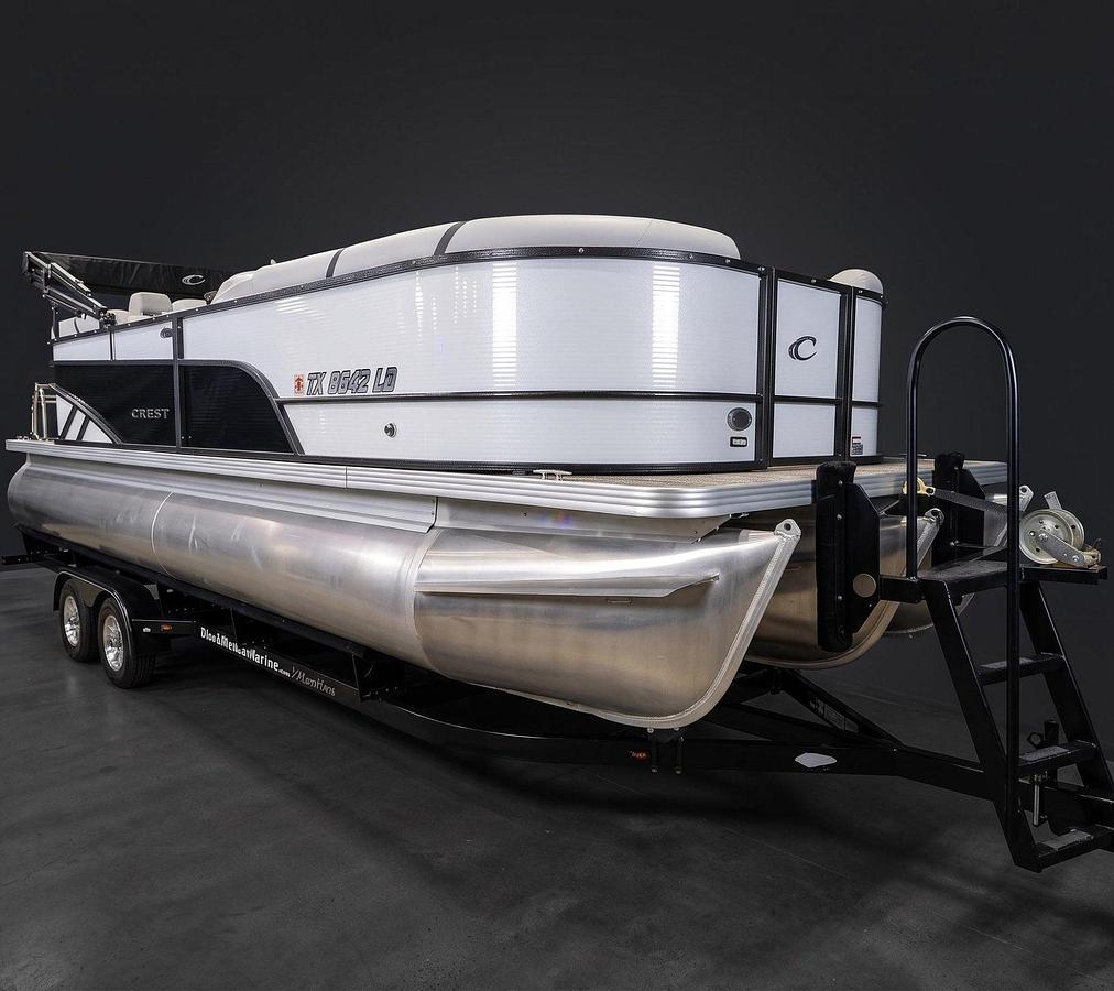 Used 2023 Crest Classic LX 220 SLC - White / Black