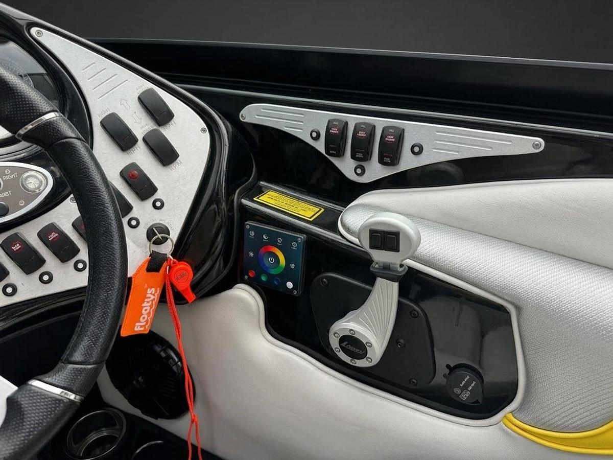 Used 2018 Sanger SV237 in Yellow w/ White interior