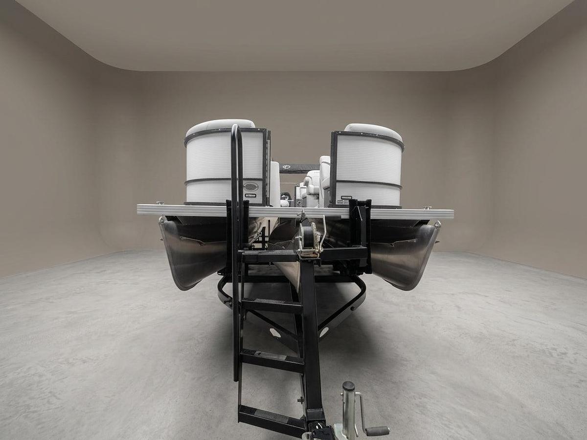 Used 2023 Crest Classic LX 220 SLC - White / Black