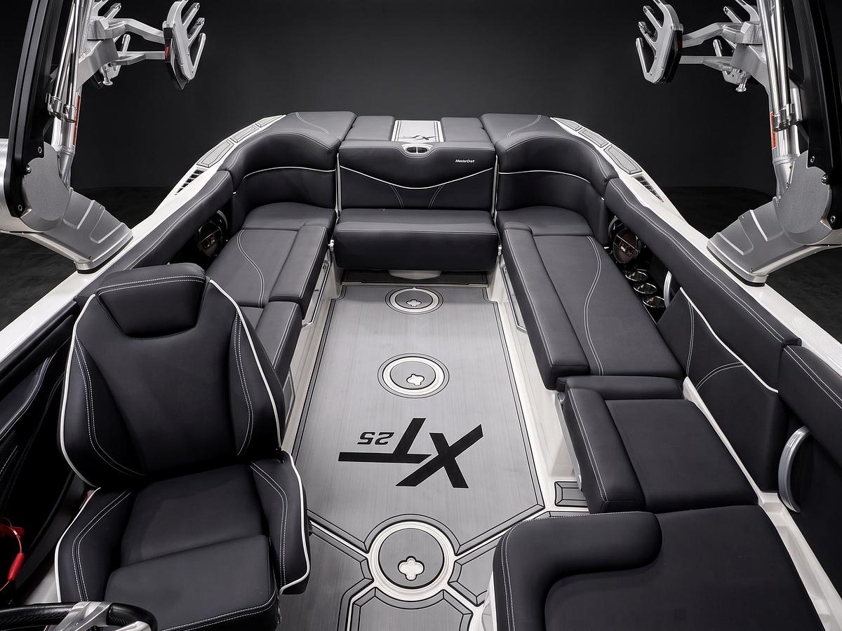 Used 2019 Mastercraft XT25 - White / Black