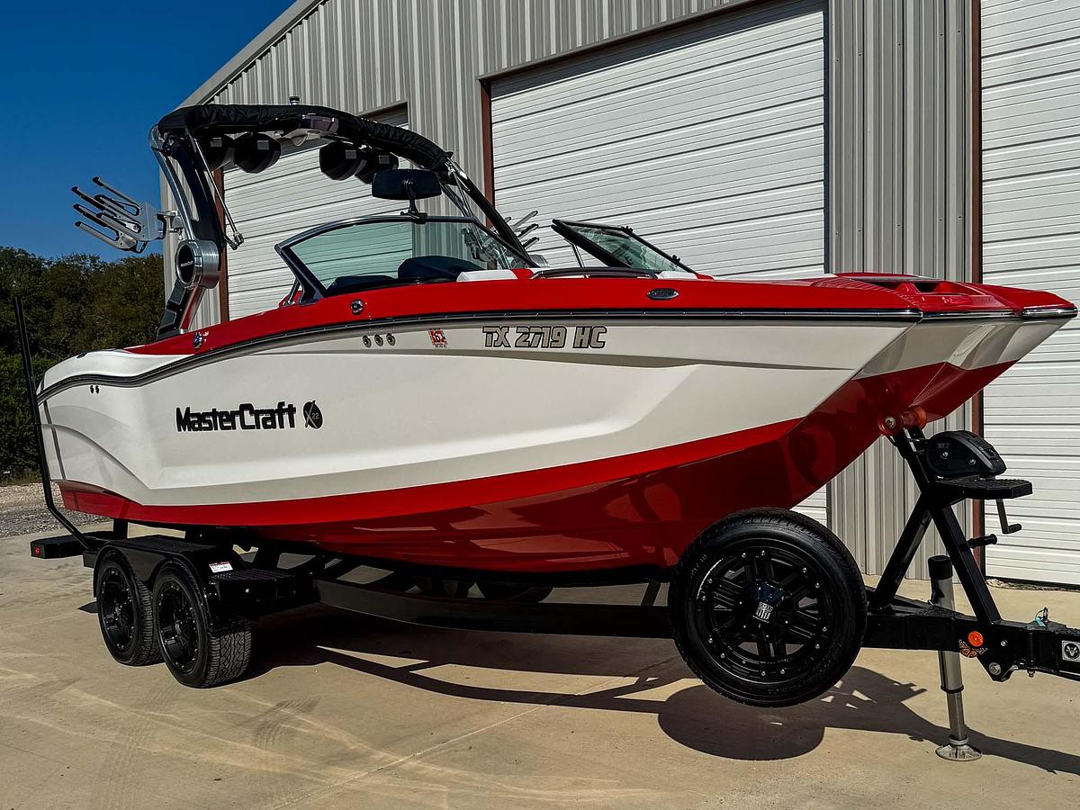 Used 2020 Mastercraft X22 - Red / White