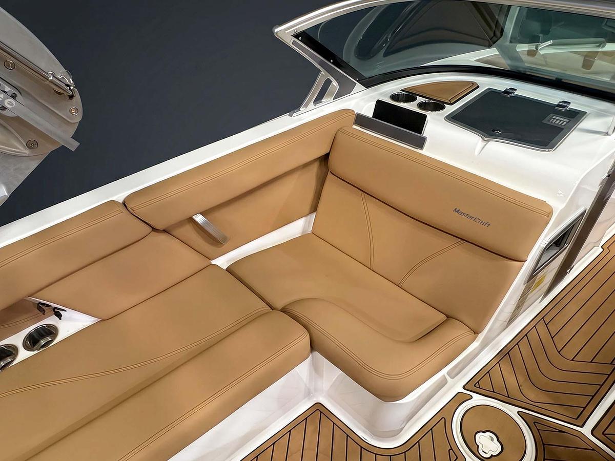 Used 2019 MasterCraft XT22 - White / Blue / Tan Interior