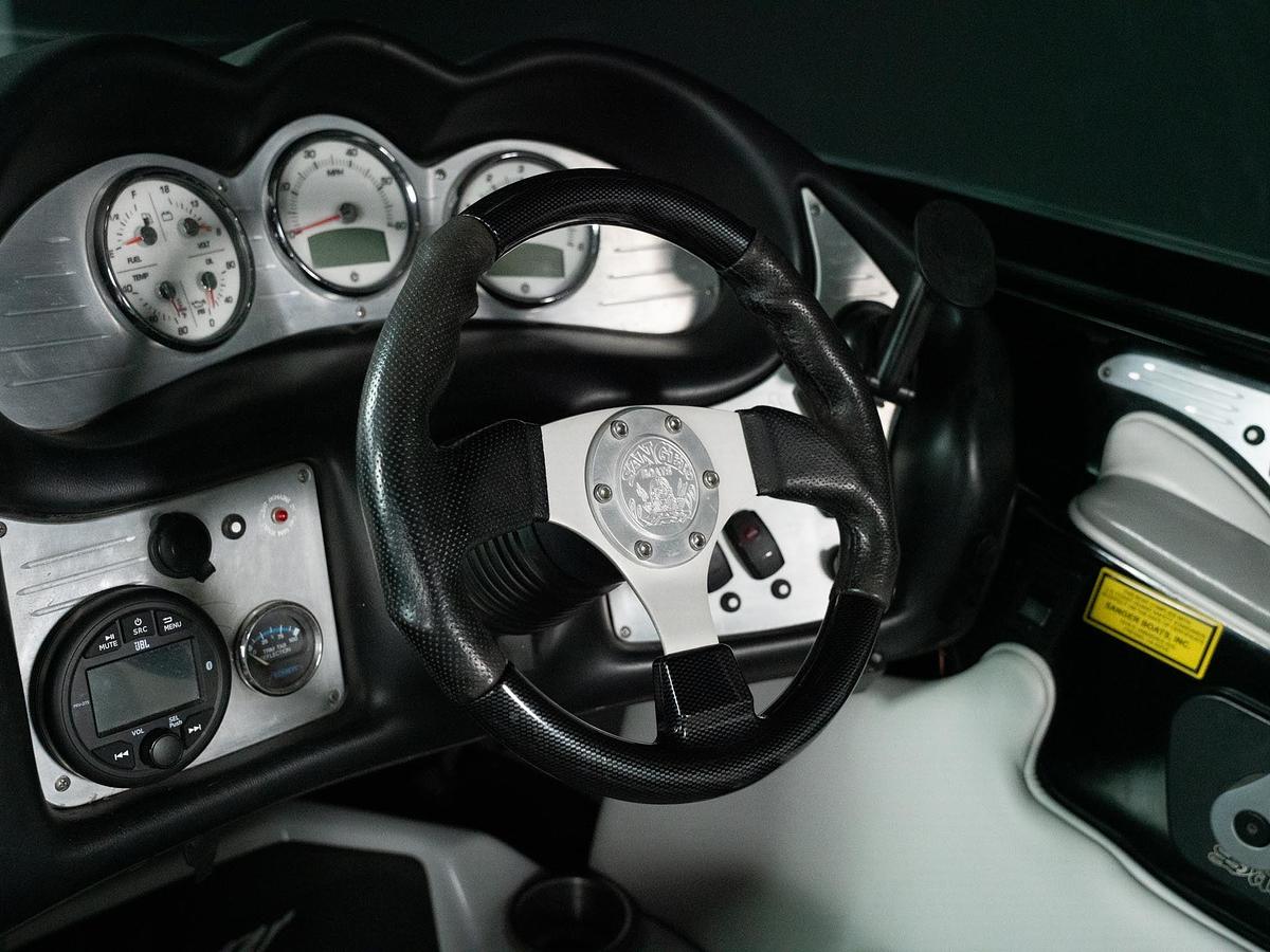 Used 2013 Sanger 237 Wake Series - Red / Black