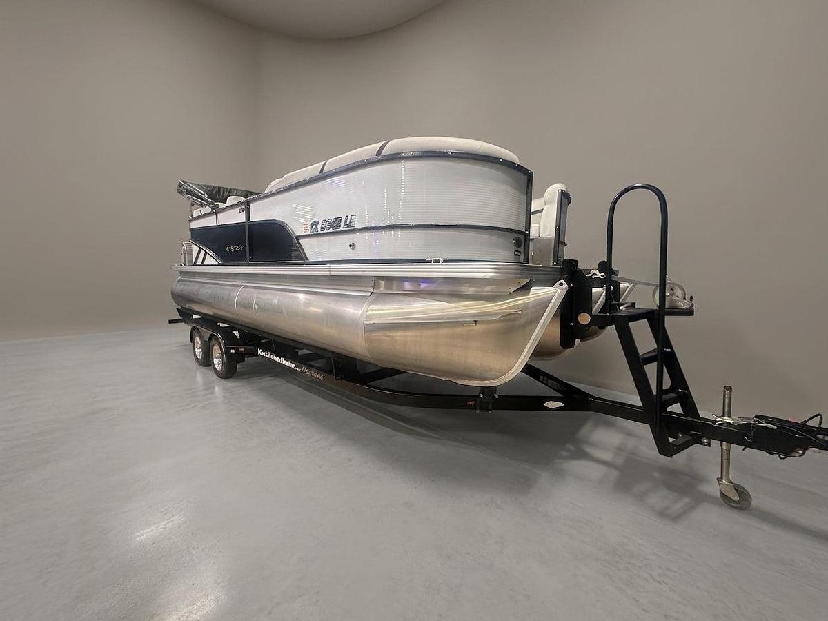 Used 2023 Crest Classic LX 220 SLC - White / Black