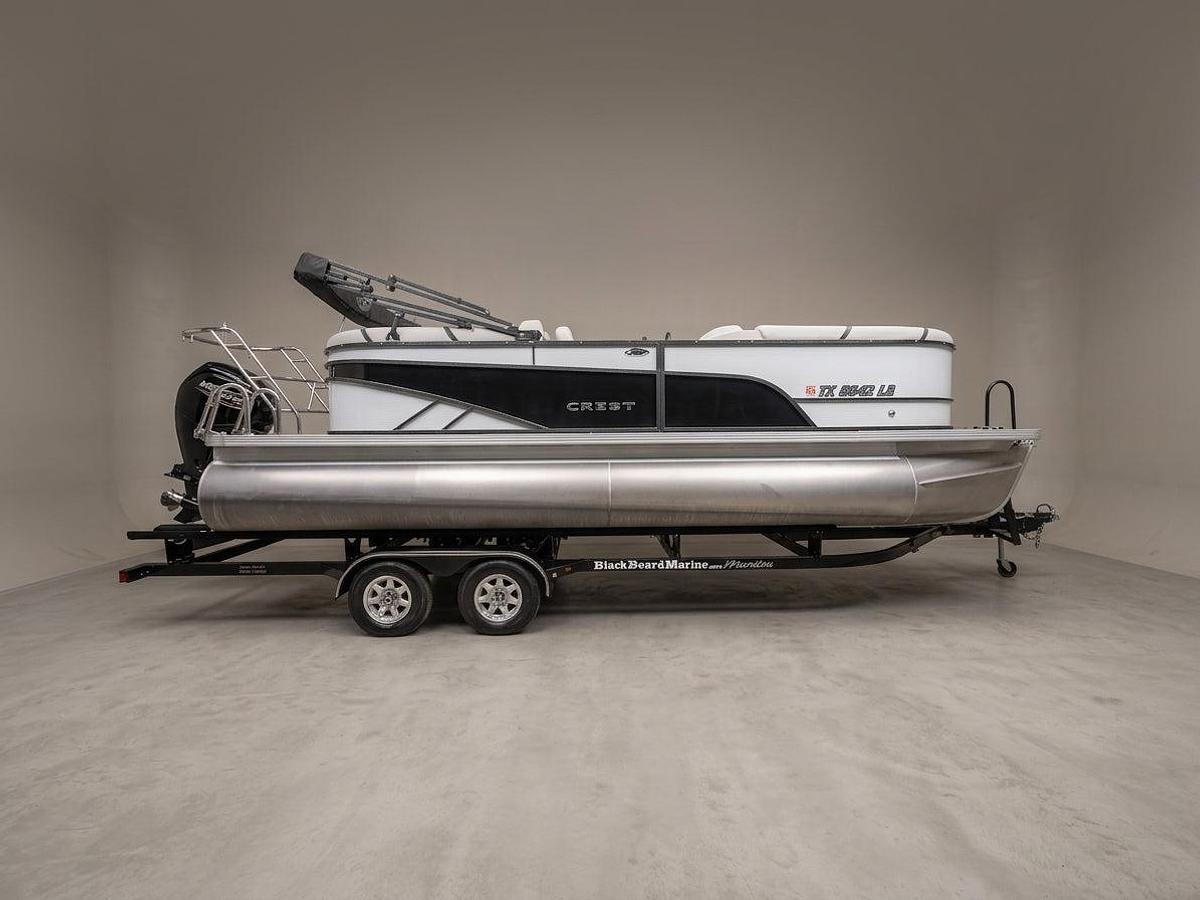 Used 2023 Crest Classic LX 220 SLC - White / Black