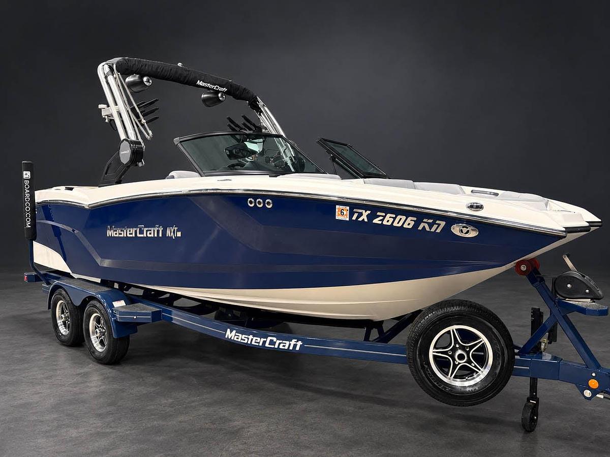 Used 2022 Mastercraft NXT22 in BLUE w/ gray interior