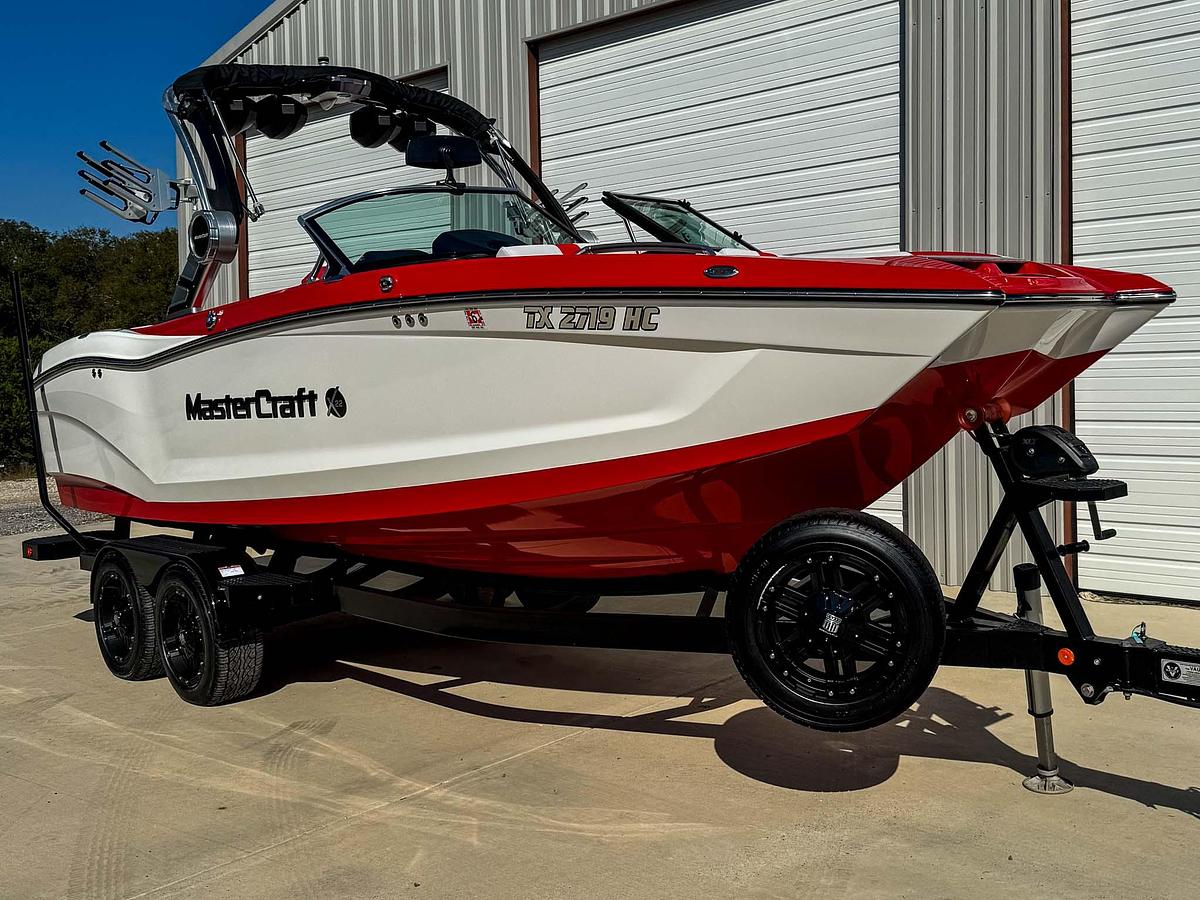 Used 2020 Mastercraft X22 - Red / White