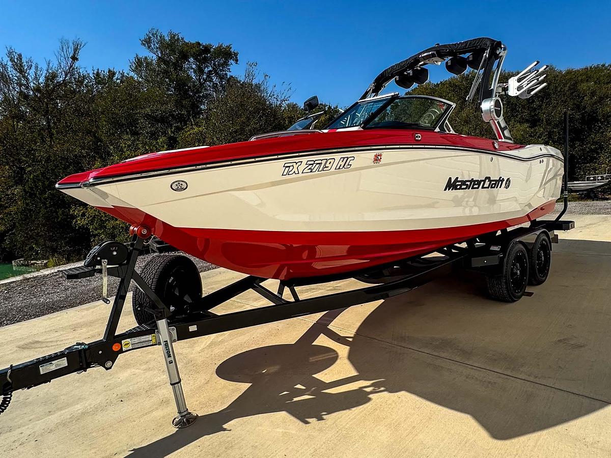 Used 2020 Mastercraft X22 - Red / White