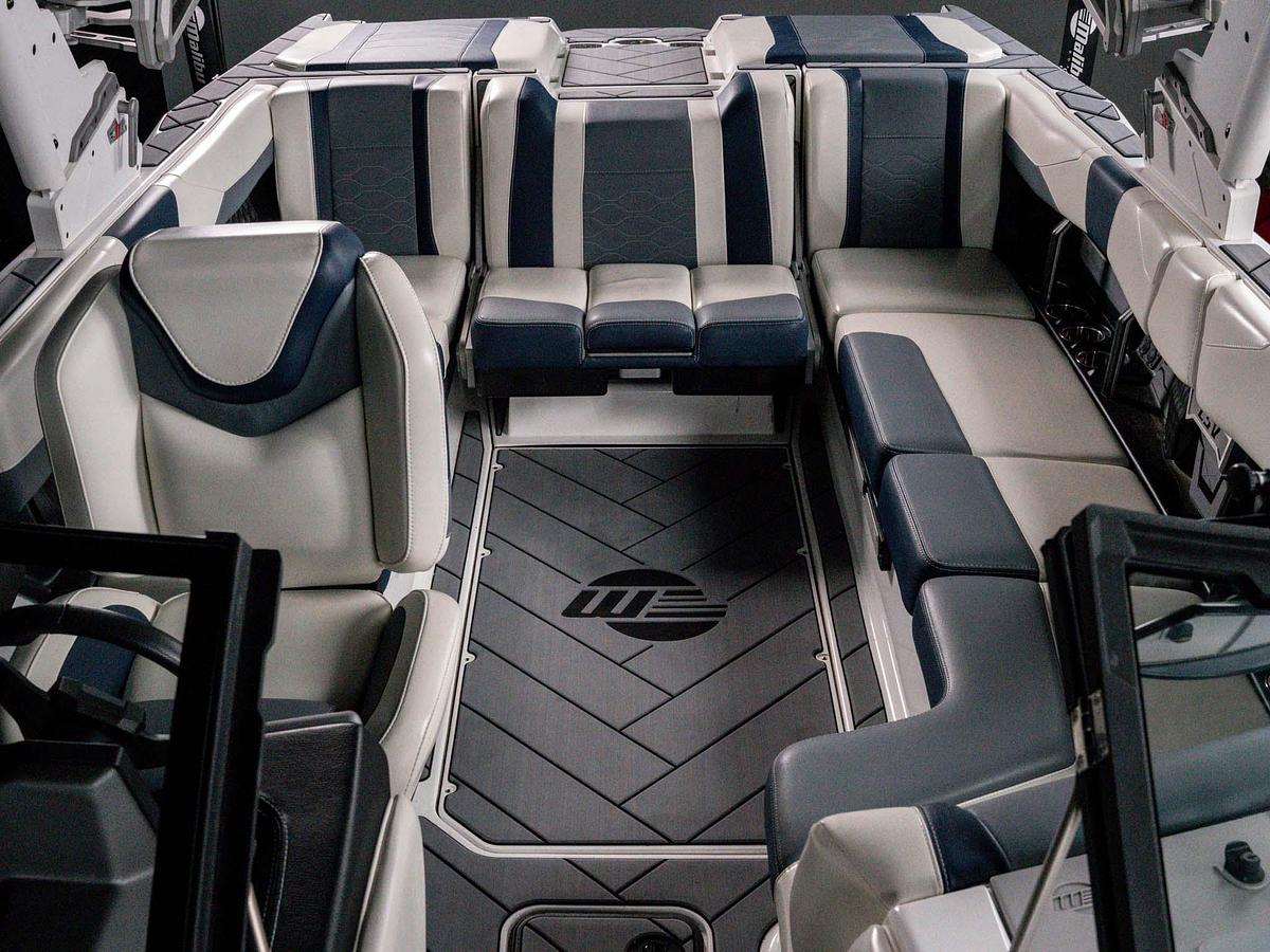 Used 2024 Malibu 23LSV - Silver Flake / Blue