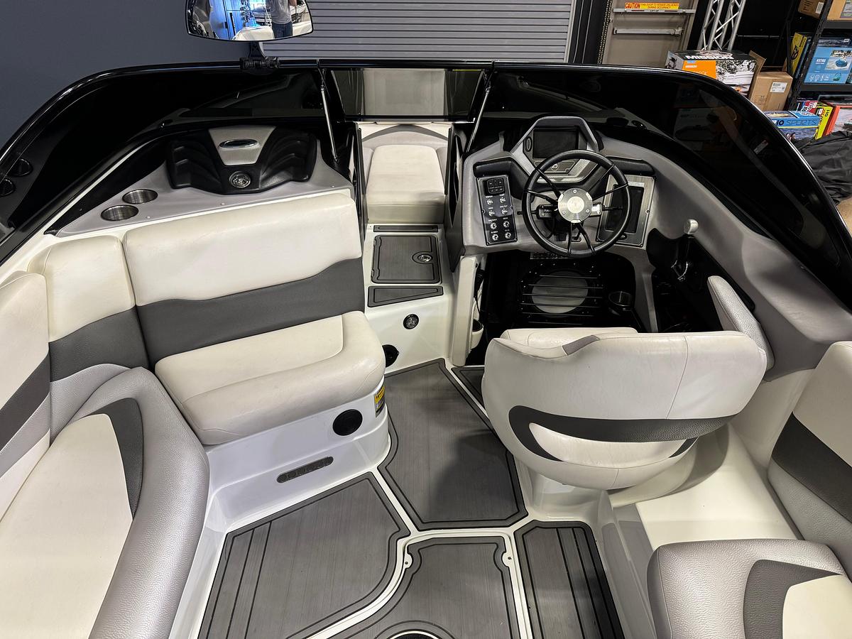 Used 2015 Centurion Enzo SV233 - White / Gunmetal / Black