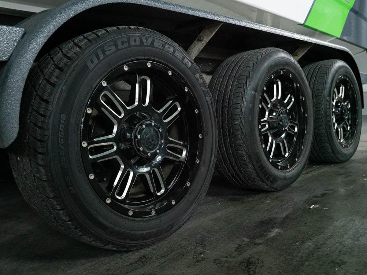 Used 2017 Centurion Ri257 - White / Gunmetal Flake / Green