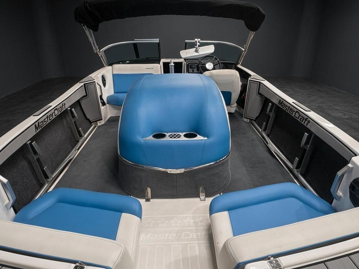 Used 2019 Mastercraft Prostar - White / Blue