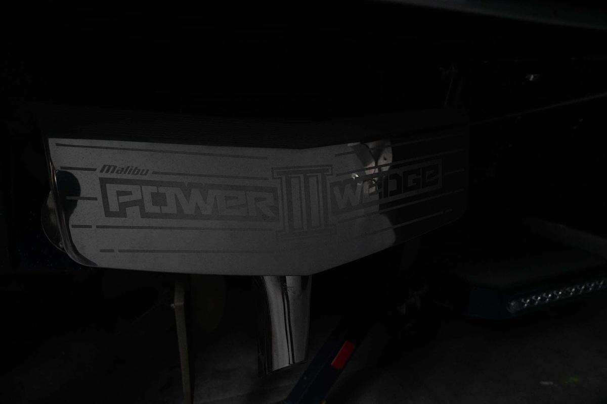 Used 2024 Malibu 23LSV - Silver Flake / Blue