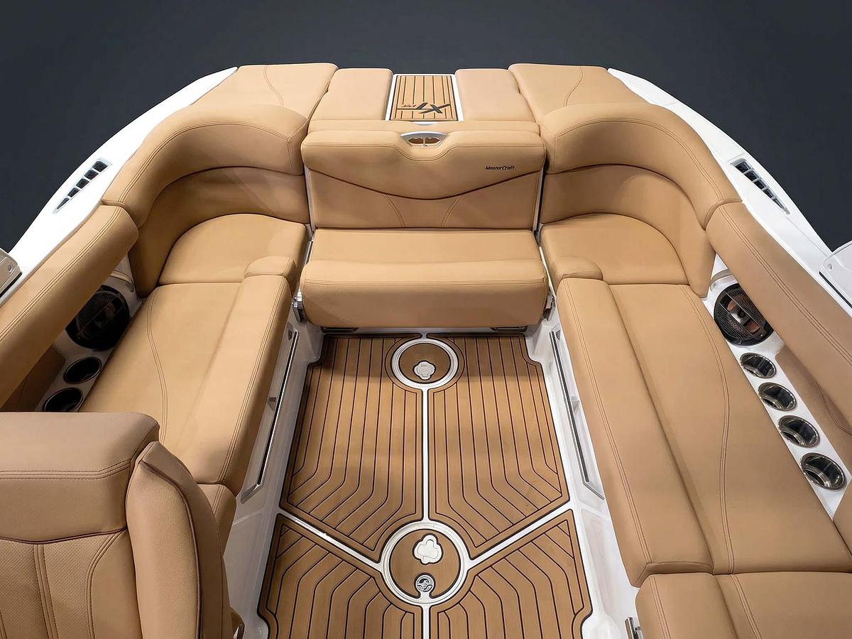 Used 2019 MasterCraft XT22 - White / Blue / Tan Interior
