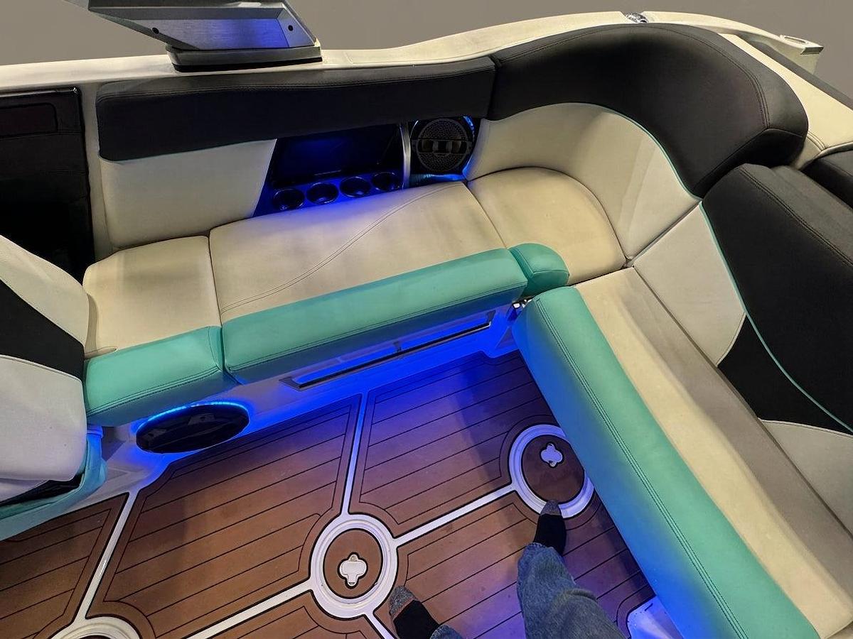 Used 2018 MasterCraft X23 - Blue MF / White