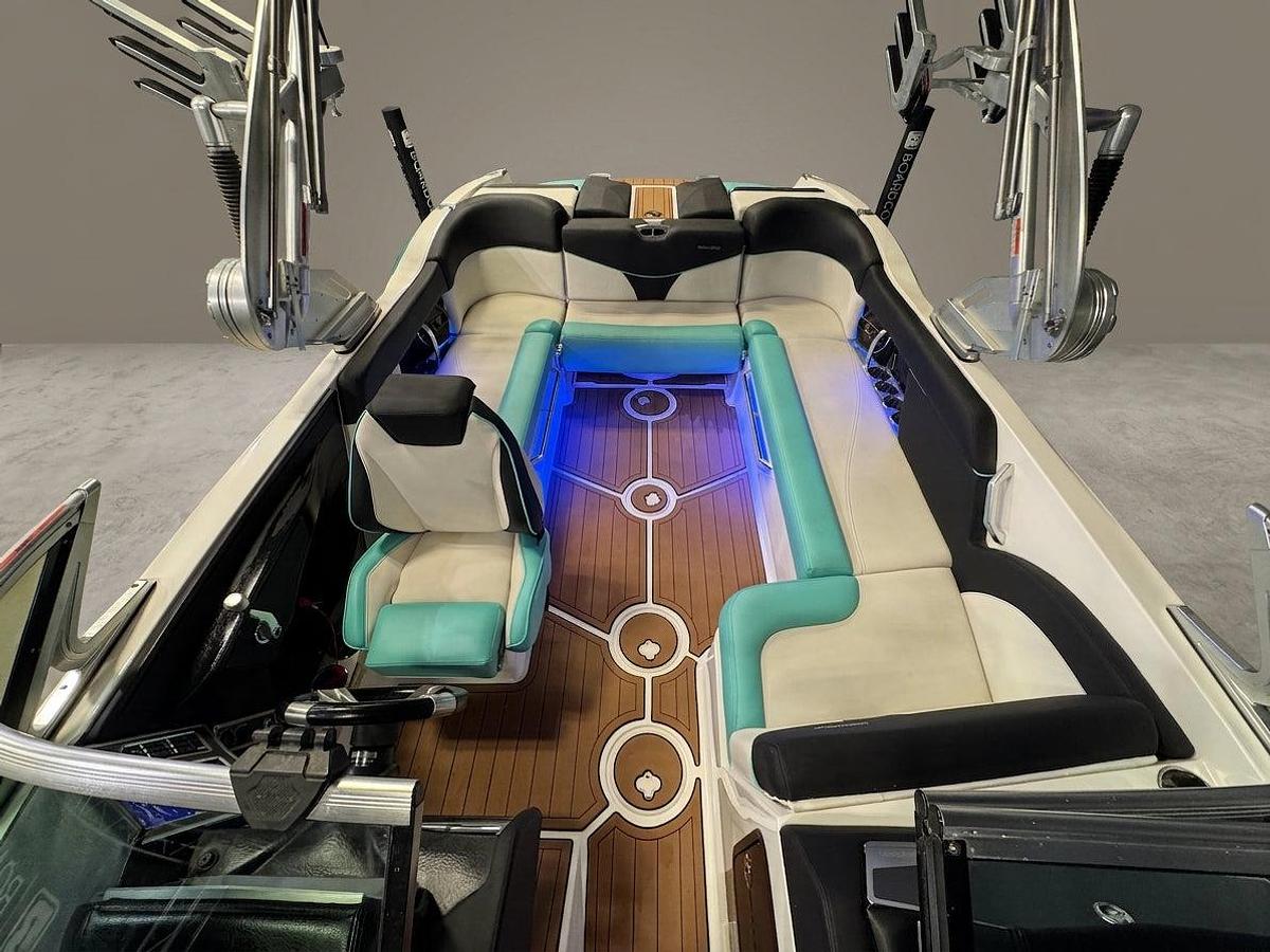 Used 2018 MasterCraft X23 - Blue MF / White